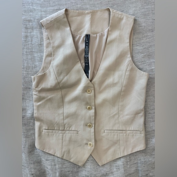 Vuori Jackets & Blazers - Vuori Women's Beige Coastline Vest.